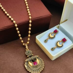 Square pink stud pendant set with intricate design