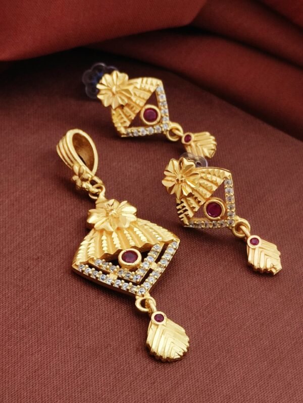 Elegant pendant set with intricate design