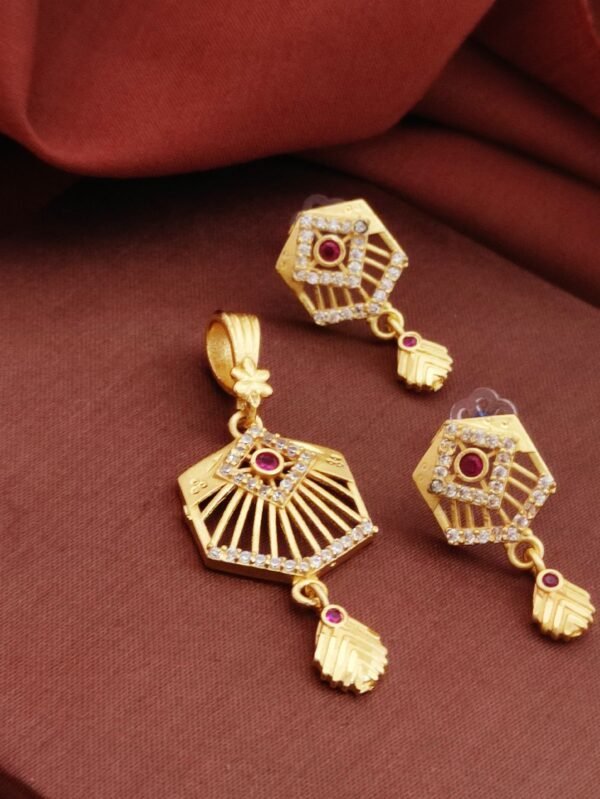 Beautiful pendant set with intricate design