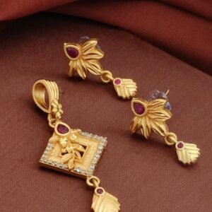 Fancy pendant set with intricate design