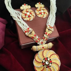 Unique pearl set with white moti